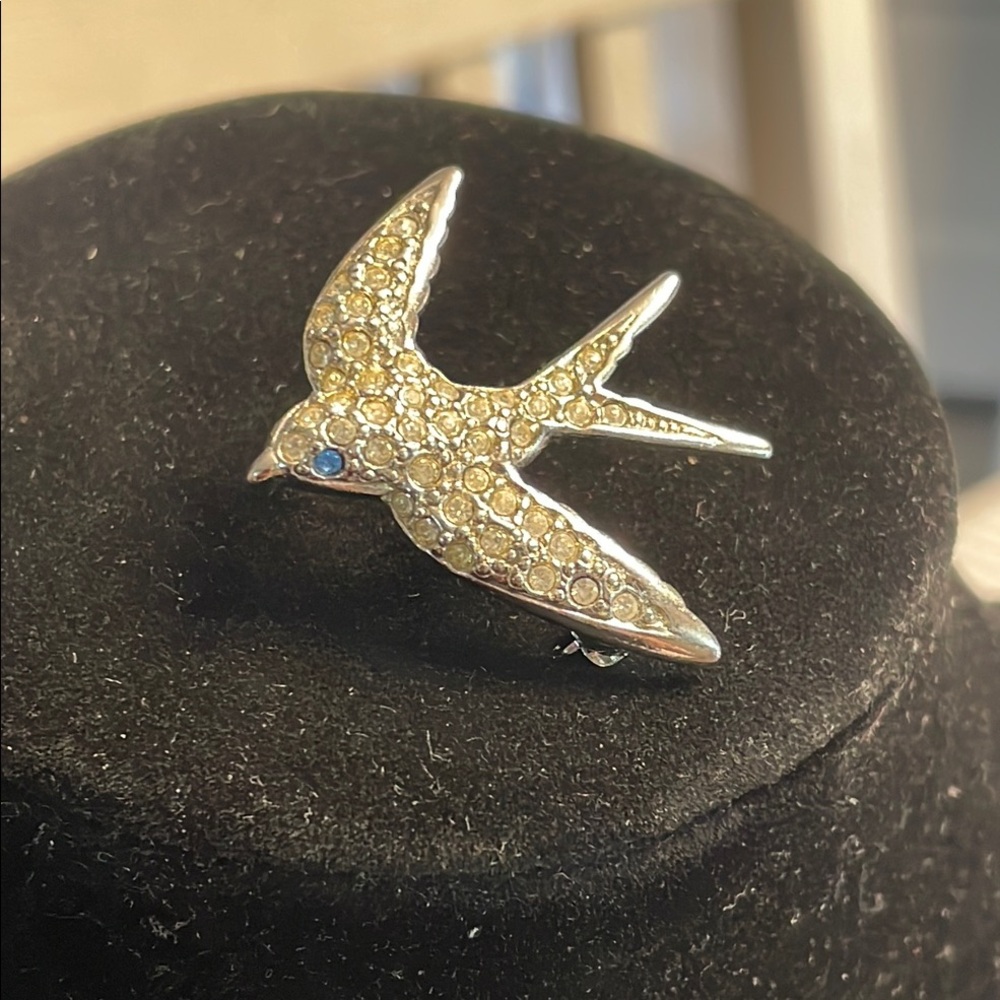 Avon Smithsonian Crystal Bird Dove Swallow Pin/Brooch Silver Tone